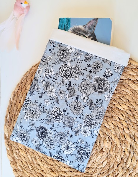 Pochette à livre ou liseuse fleurs grises