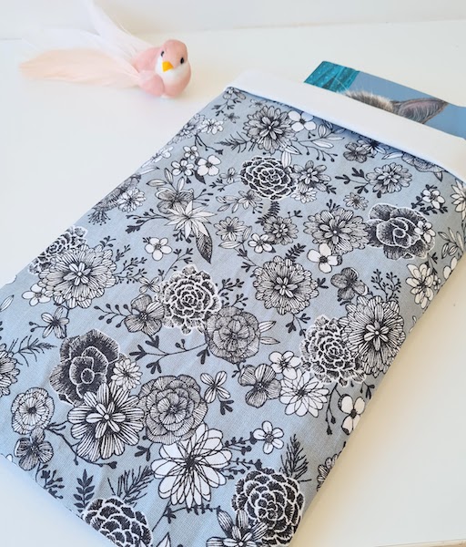 Pochette à livre ou liseuse fleurs grises