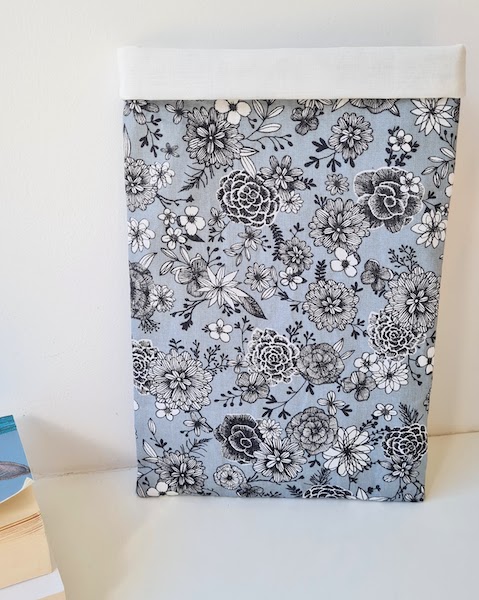 Pochette à livre ou liseuse fleurs grises