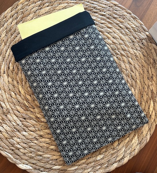 pochette à livre noire