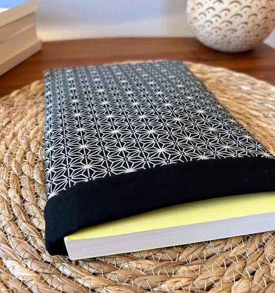 pochette à livre noire