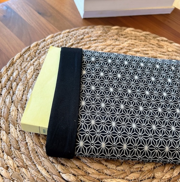pochette à livre noire