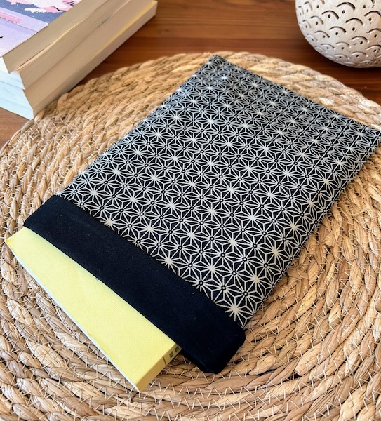 pochette à livre noire