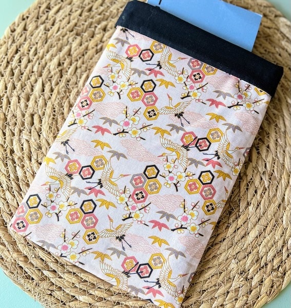 Pochette à livre grue rose